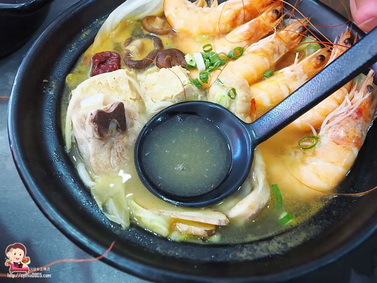 海鮮控暴動啦!中壢「痛風麵」能吃到一整隻大魷魚,滿滿鮮蝦、蛤蜊湯頭超甘甜 海鮮控暴動啦!中壢「痛風麵」能吃到一整隻大魷魚,滿滿鮮蝦、蛤蜊湯頭超甘甜