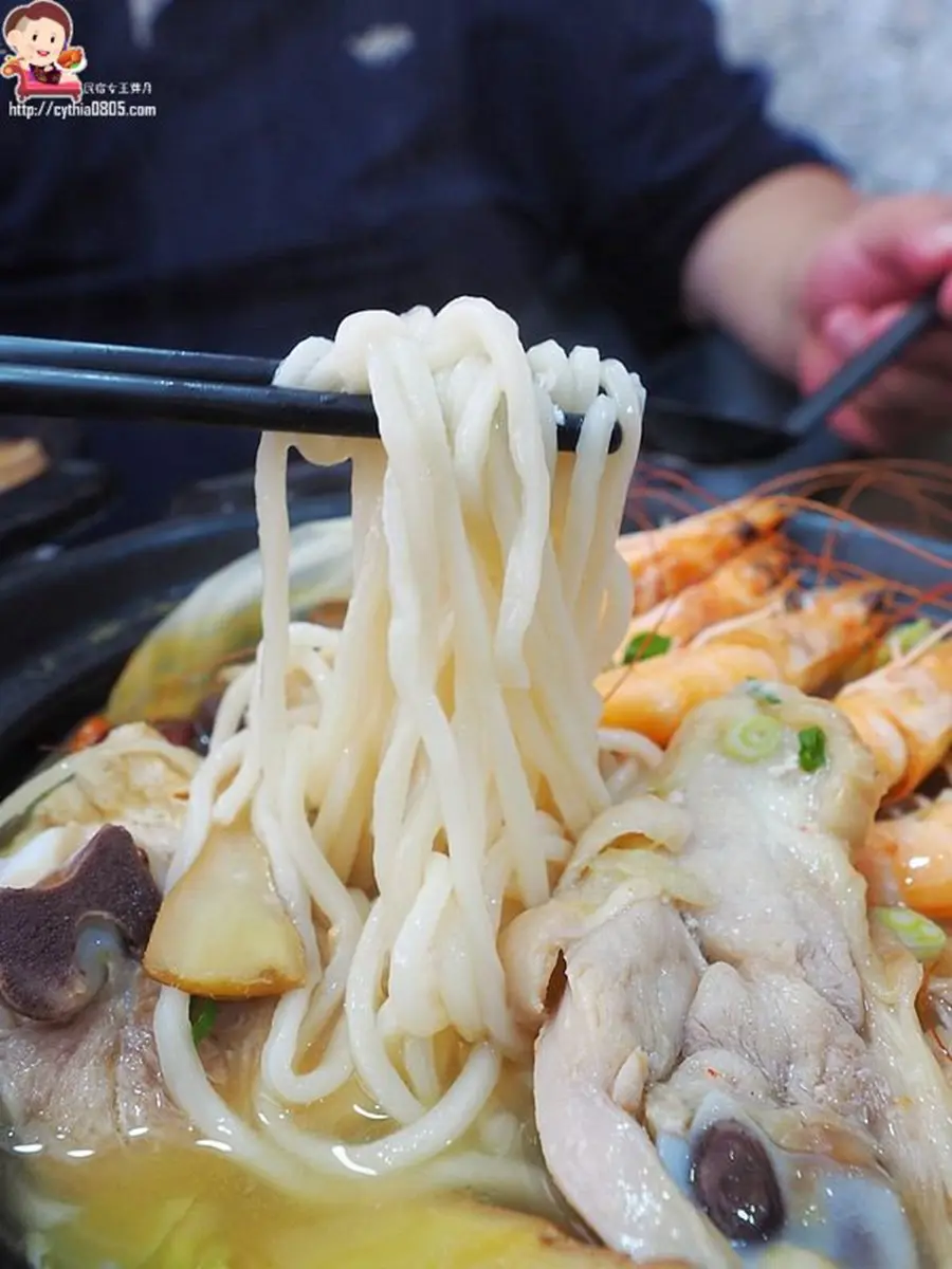 海鮮控暴動啦!中壢「痛風麵」能吃到一整隻大魷魚,滿滿鮮蝦、蛤蜊湯頭超甘甜 海鮮控暴動啦!中壢「痛風麵」能吃到一整隻大魷魚,滿滿鮮蝦、蛤蜊湯頭超甘甜