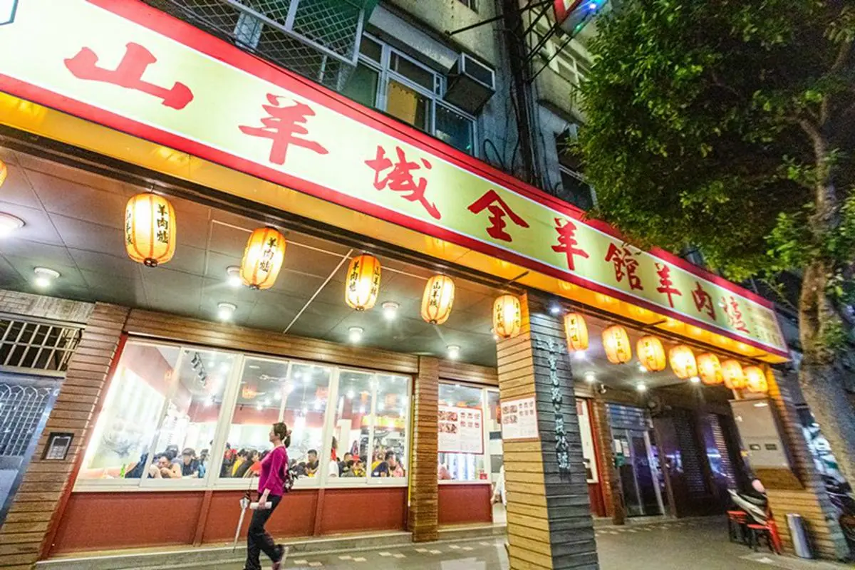 小孩子才做選擇！三重老店羊肉爐也有麻辣鴛鴦鍋，必點爆量羊骨髓吸得超過癮