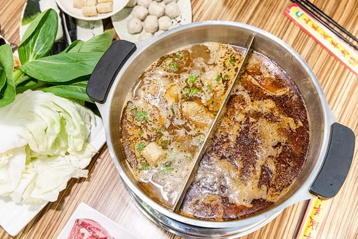 小孩子才做選擇！三重老店羊肉爐也有麻辣鴛鴦鍋，必點爆量羊骨髓吸得超過癮