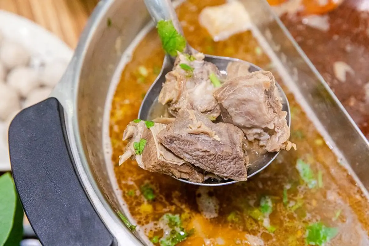 小孩子才做選擇！三重老店羊肉爐也有麻辣鴛鴦鍋，必點爆量羊骨髓吸得超過癮