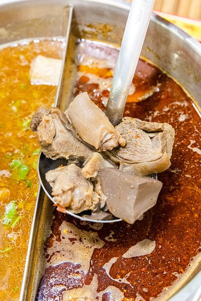 小孩子才做選擇！三重老店羊肉爐也有麻辣鴛鴦鍋，必點爆量羊骨髓吸得超過癮