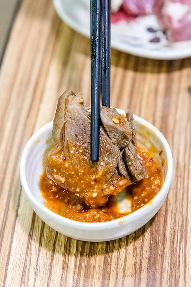 小孩子才做選擇！三重老店羊肉爐也有麻辣鴛鴦鍋，必點爆量羊骨髓吸得超過癮