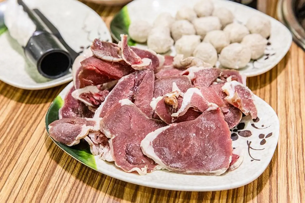 小孩子才做選擇！三重老店羊肉爐也有麻辣鴛鴦鍋，必點爆量羊骨髓吸得超過癮