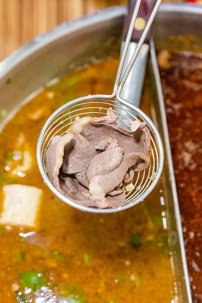 小孩子才做選擇！三重老店羊肉爐也有麻辣鴛鴦鍋，必點爆量羊骨髓吸得超過癮
