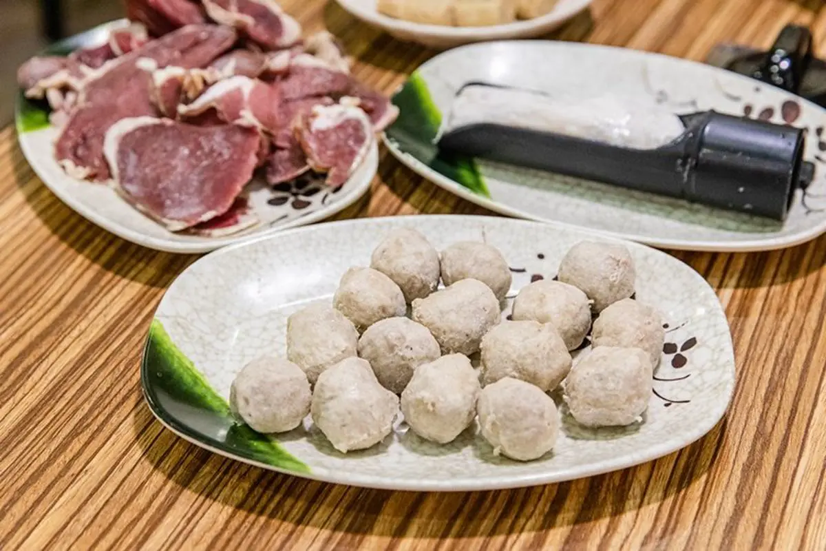 小孩子才做選擇！三重老店羊肉爐也有麻辣鴛鴦鍋，必點爆量羊骨髓吸得超過癮