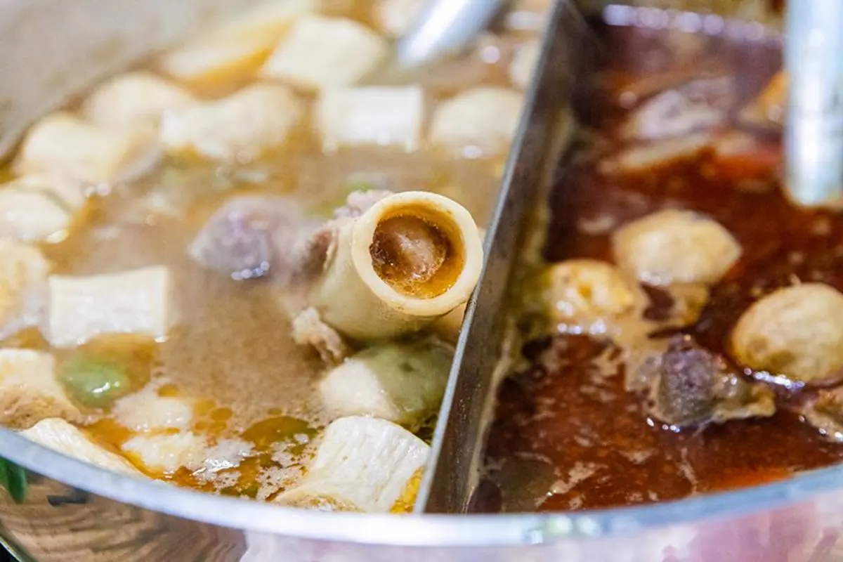 小孩子才做選擇！三重老店羊肉爐也有麻辣鴛鴦鍋，必點爆量羊骨髓吸得超過癮