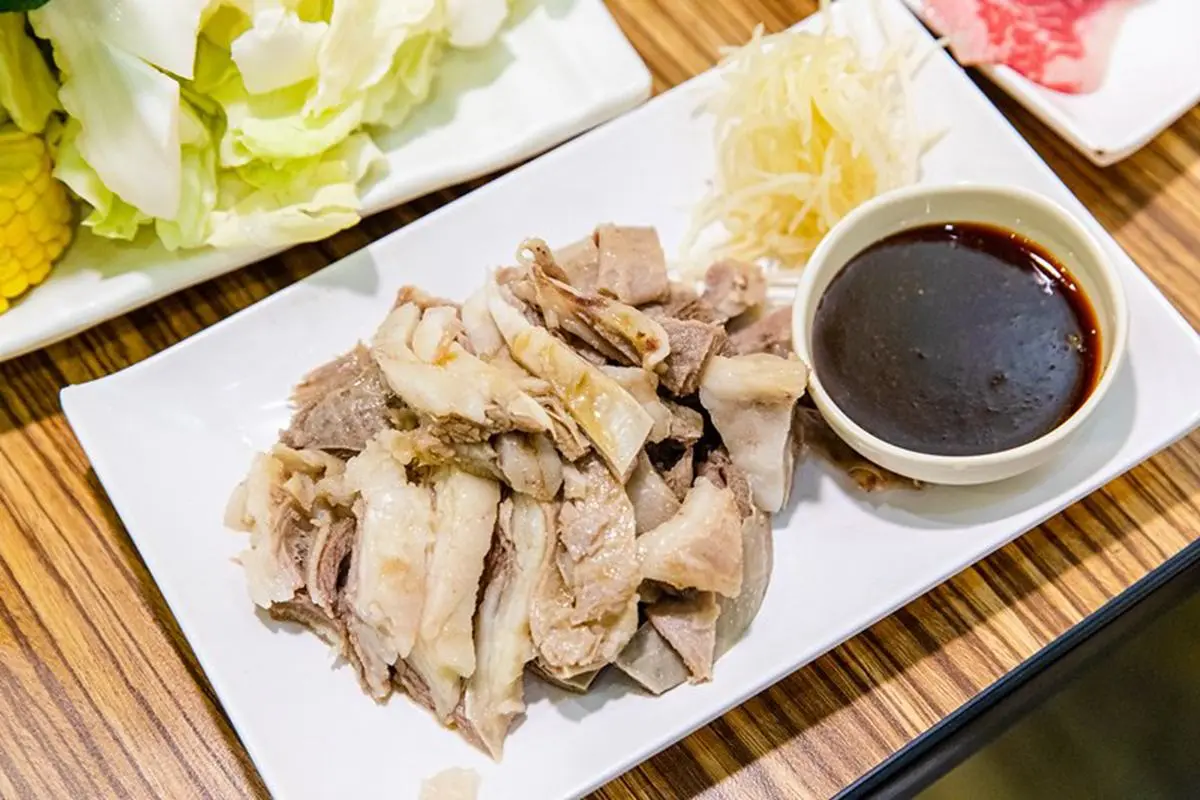 小孩子才做選擇！三重老店羊肉爐也有麻辣鴛鴦鍋，必點爆量羊骨髓吸得超過癮