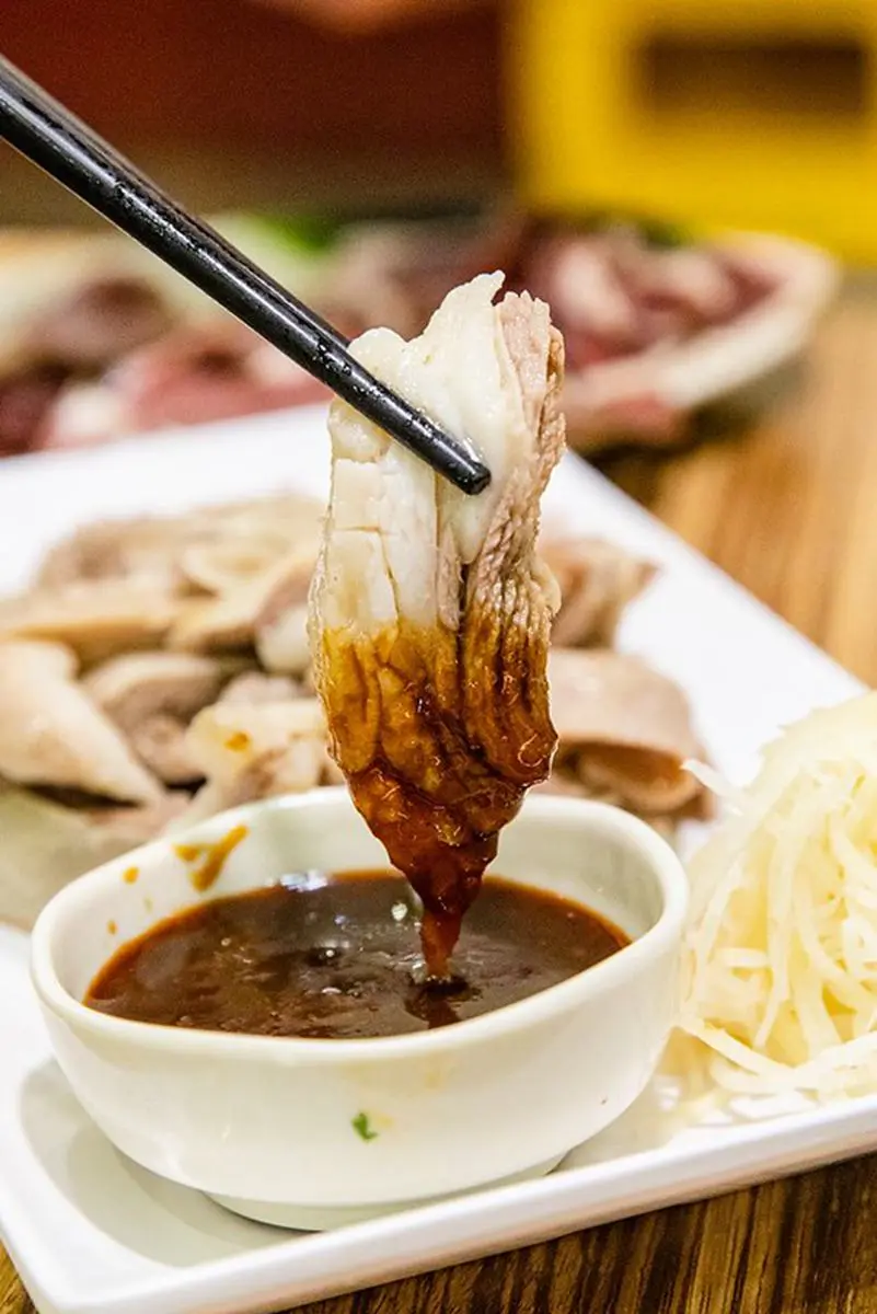 小孩子才做選擇！三重老店羊肉爐也有麻辣鴛鴦鍋，必點爆量羊骨髓吸得超過癮