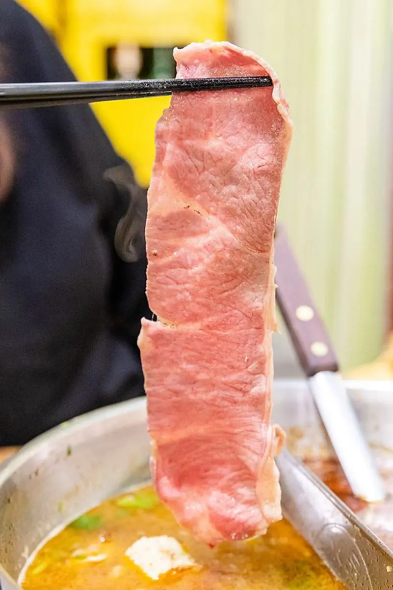 小孩子才做選擇！三重老店羊肉爐也有麻辣鴛鴦鍋，必點爆量羊骨髓吸得超過癮
