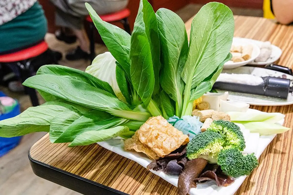 小孩子才做選擇！三重老店羊肉爐也有麻辣鴛鴦鍋，必點爆量羊骨髓吸得超過癮