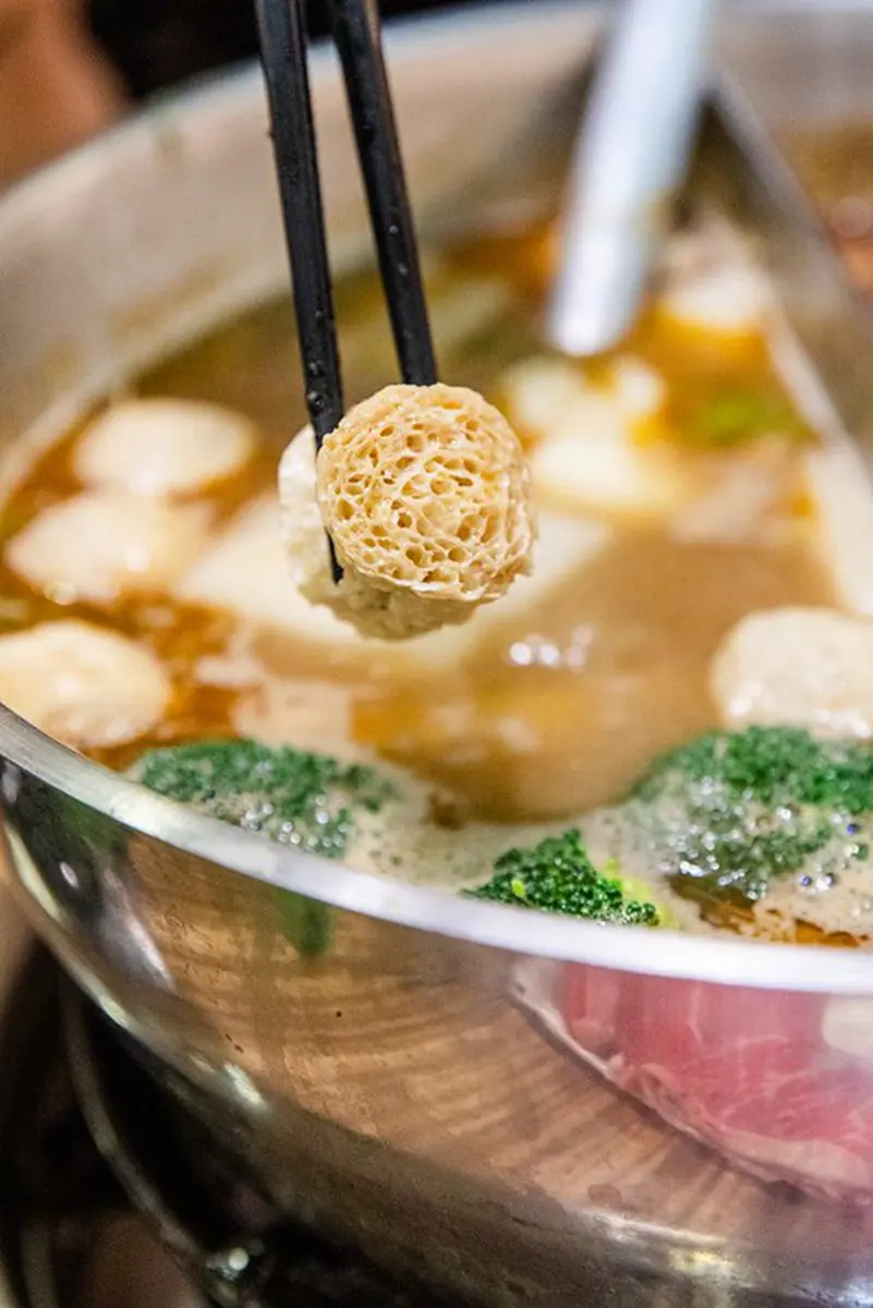 小孩子才做選擇！三重老店羊肉爐也有麻辣鴛鴦鍋，必點爆量羊骨髓吸得超過癮