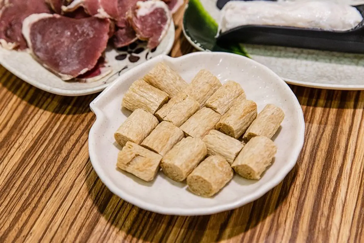 小孩子才做選擇！三重老店羊肉爐也有麻辣鴛鴦鍋，必點爆量羊骨髓吸得超過癮