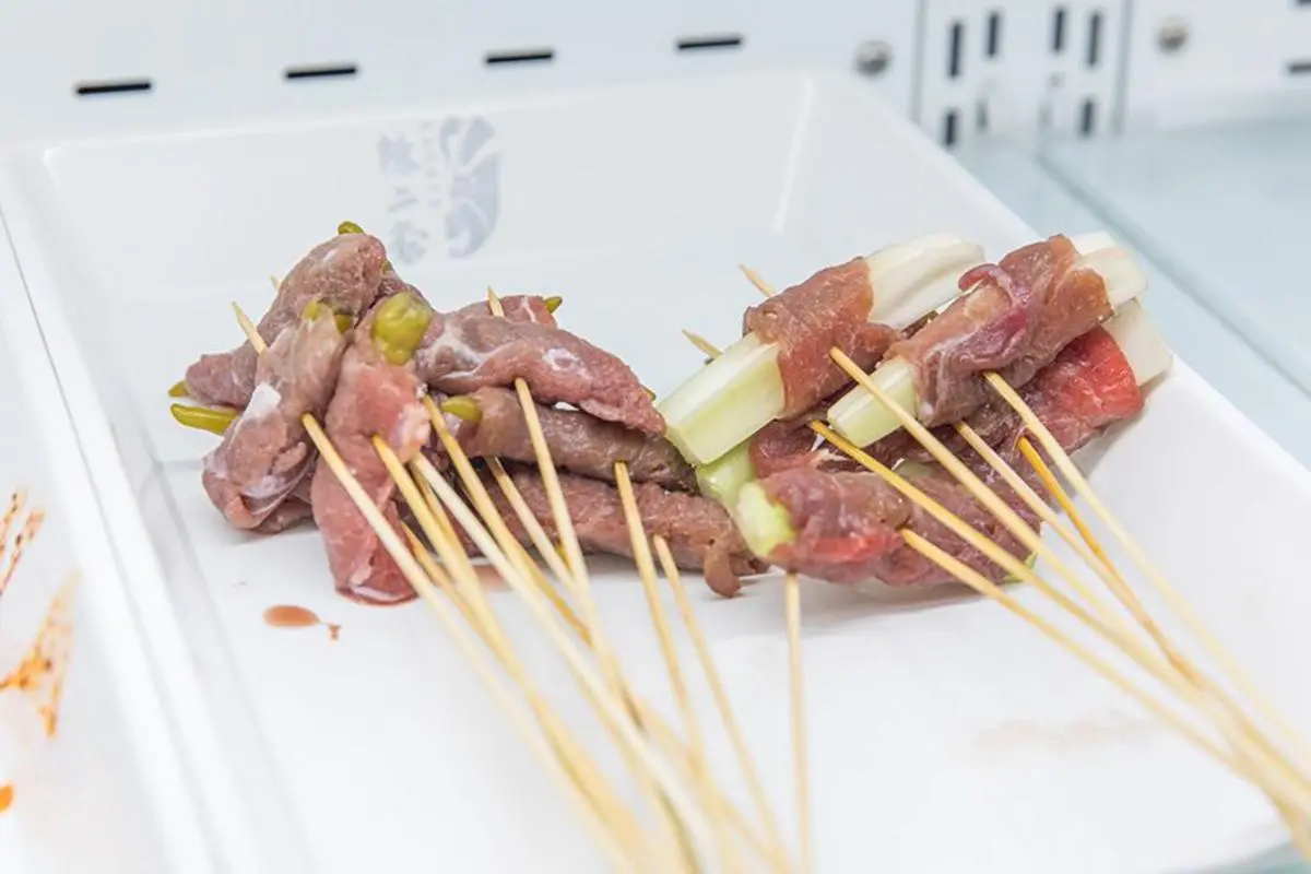 嗜辣者快筆記！台北正宗四川串串鍋牛油底料隨你加，必吃爽脆牛板筋、麻辣小龍蝦