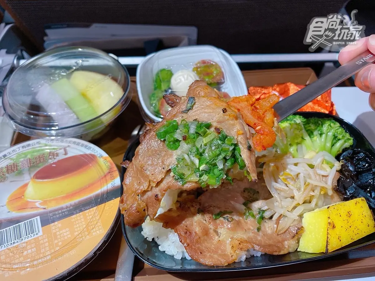 這樣才叫「偽出國」！搭星宇航空飛「台南國」，胡同燒肉當飛機餐、飛到日本上空打卡去