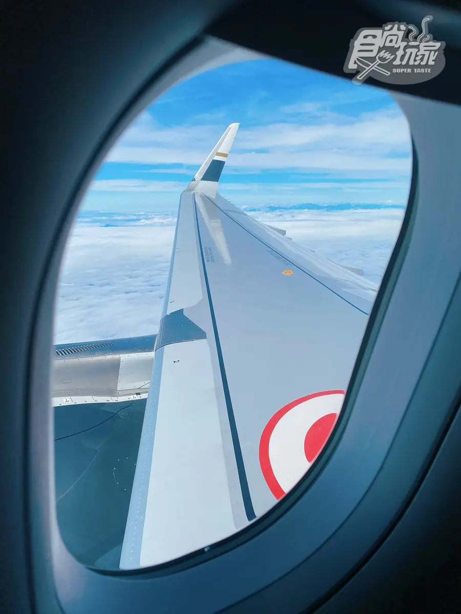 這樣才叫「偽出國」！搭星宇航空飛「台南國」，胡同燒肉當飛機餐、飛到日本上空打卡去