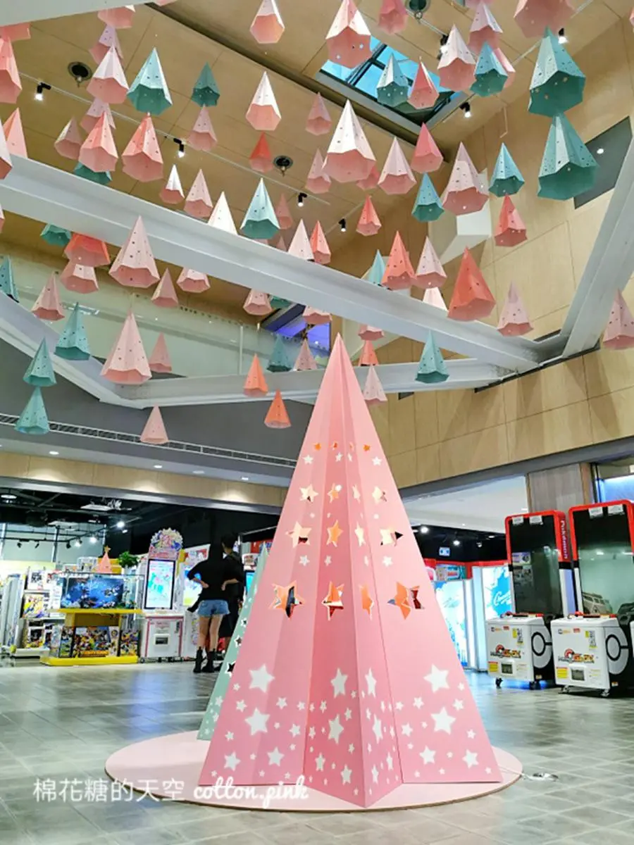 12月必追！全台25棵特殊造型耶誕樹：DIOR光雕、寶可夢、2D旋轉麋鹿、三麗鷗