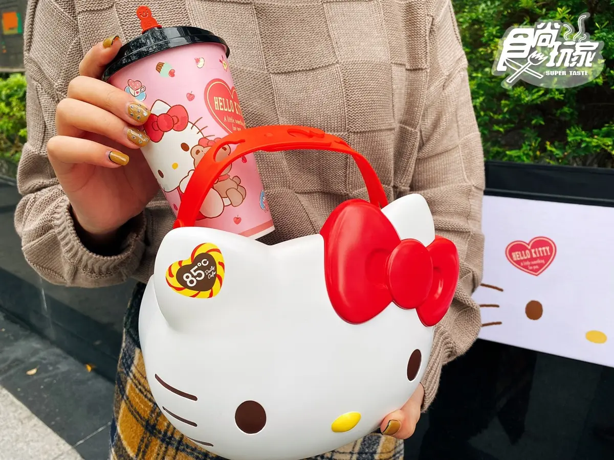 Kitty+Melody公仔陶瓷杯、置物盒都收！85度C推春節禮盒&加價購，還有Kitty桶可揹