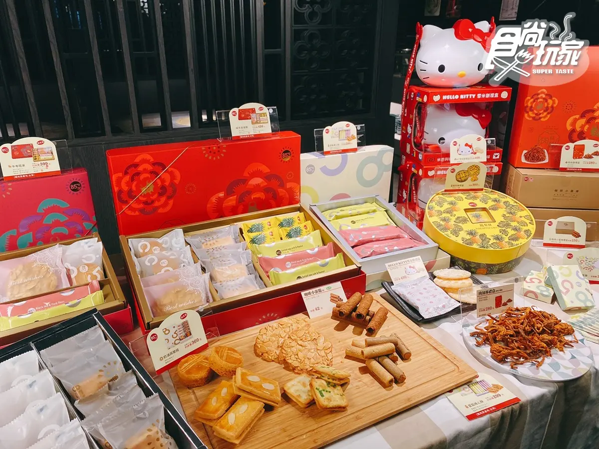 Kitty+Melody公仔陶瓷杯、置物盒都收！85度C推春節禮盒&加價購，還有Kitty桶可揹