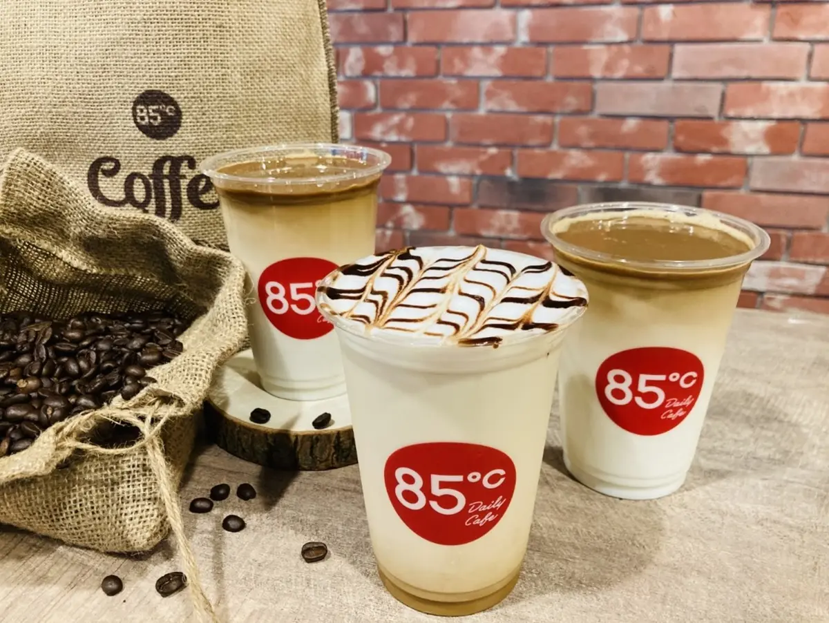 連續14天「第二杯半價」！85度C草莓季+風味拿鐵來了：爆量草莓蛋糕、冠軍哈密拿鐵