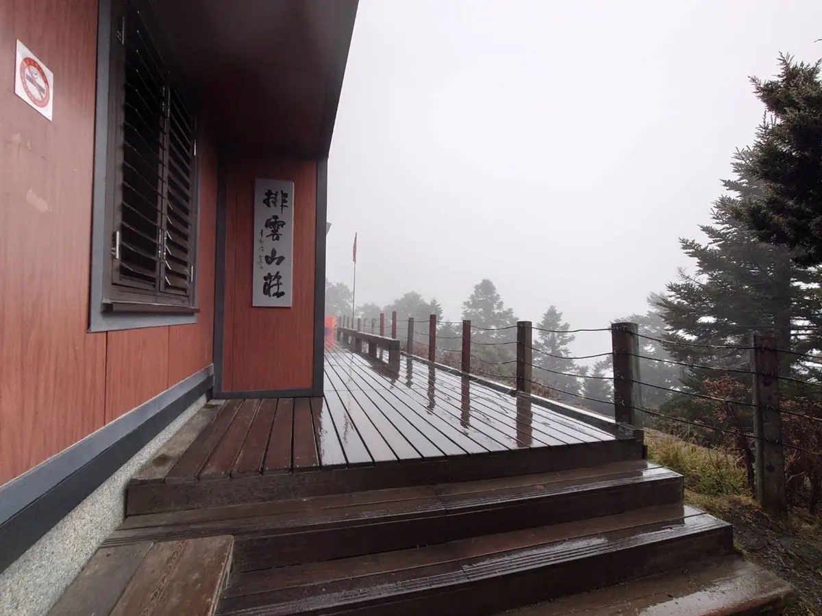 -6.7度銀白世界！玉山出現夢幻「霧淞步道」，最冷寒流登山需注意