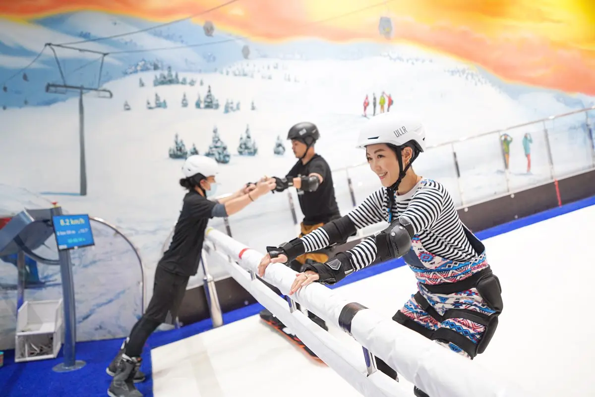 朋友們滑雪啦!新竹最大「室內滑雪」俱樂部,還能在日式餐廳吃熟成咖哩 朋友們滑雪啦!新竹最大「室內滑雪」俱樂部,還能在日式餐廳吃熟成咖哩