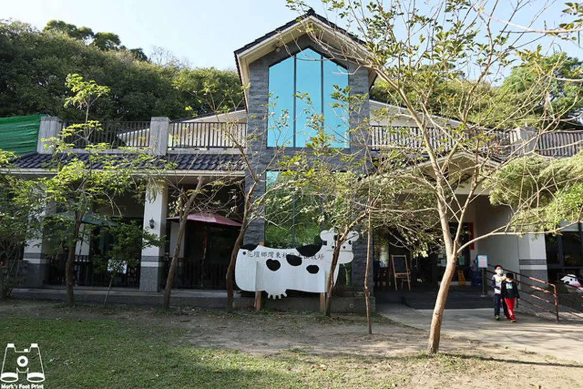 親子必遊!近距離「摸萌牛、餵牧草」,還能逛小超市、坐小火車小孩嗨翻 親子必遊!近距離「摸萌牛、餵牧草」,還能逛小超市、坐小火車小孩嗨翻