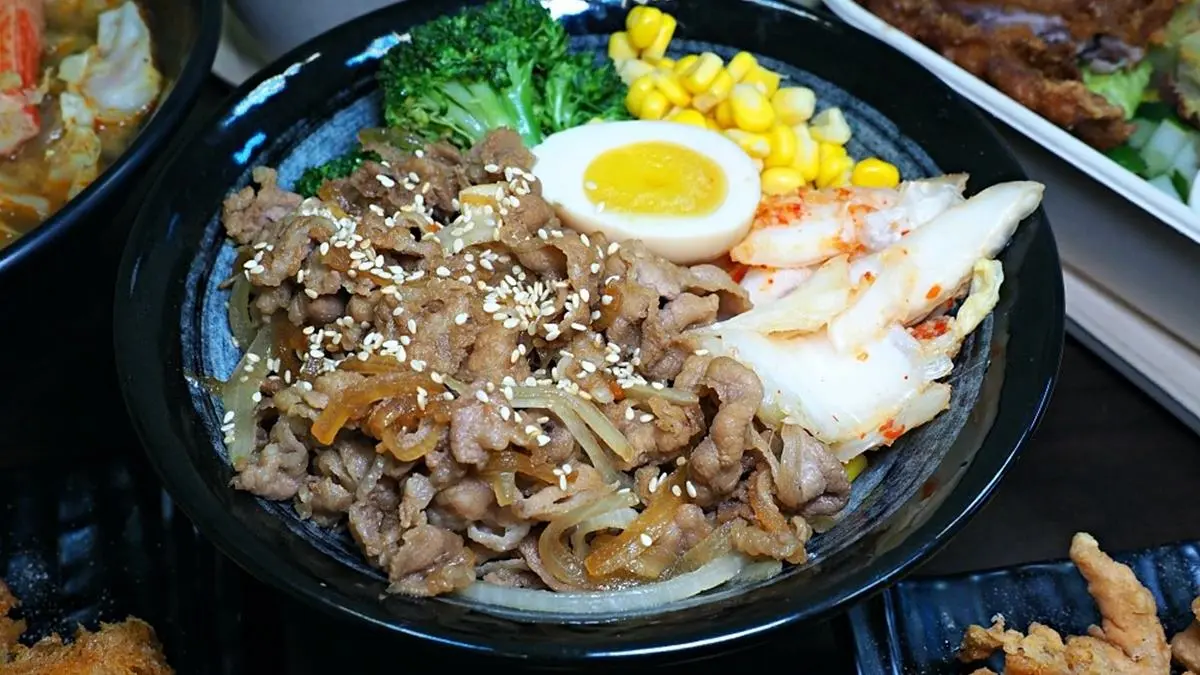 專治吃不飽！天母高CP值丼飯加飯不加價，必點雙倍肉牛丼、厚切豬排沙拉餐盒