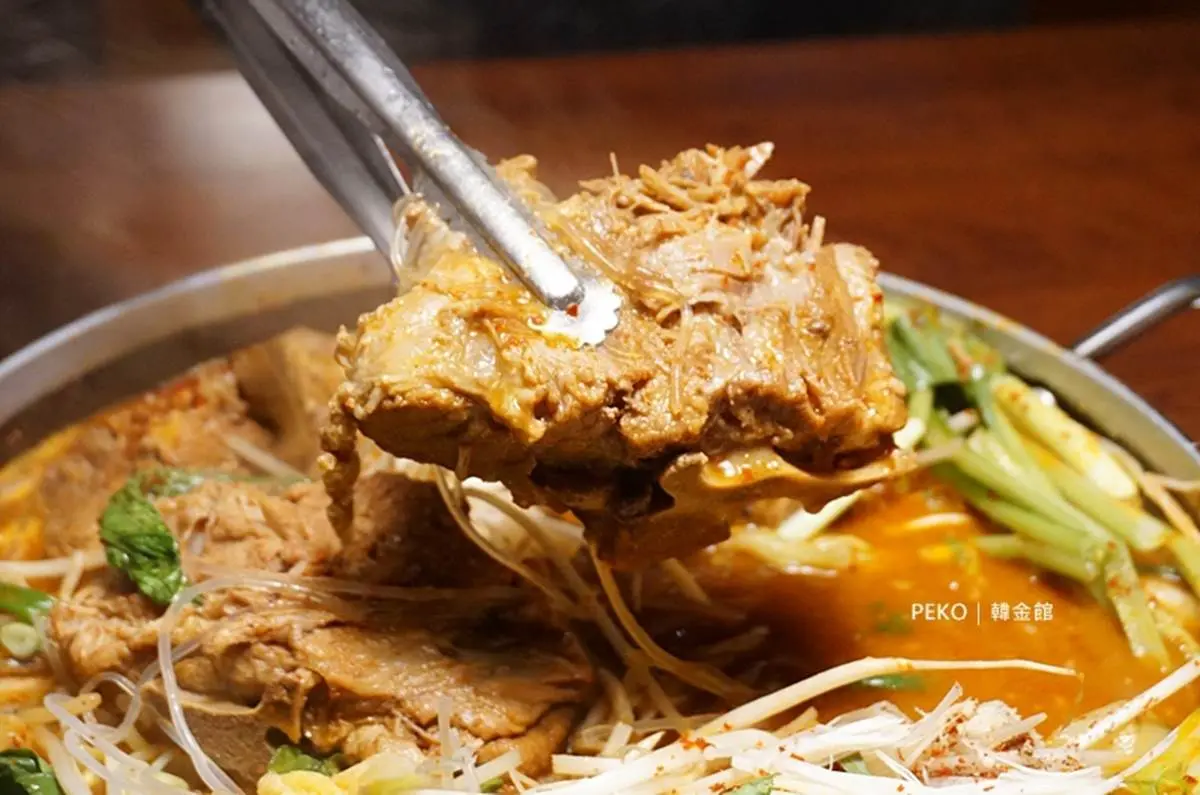 Google評價4.4顆星!台北超夯韓式料理「馬鈴薯排骨湯」湯濃肉嫩,食材疊成一座小山 Google評價4.4顆星!台北超夯韓式料理「馬鈴薯排骨湯」湯濃肉嫩,食材疊成一座小山
