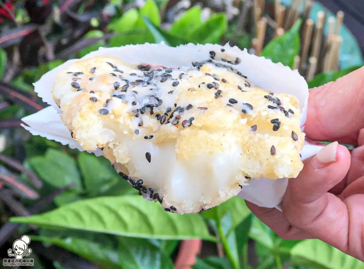 想吃先拿號碼牌！高雄60年白糖粿Q軟香甜，現炸番薯芋頭、芝麻球用料超滿