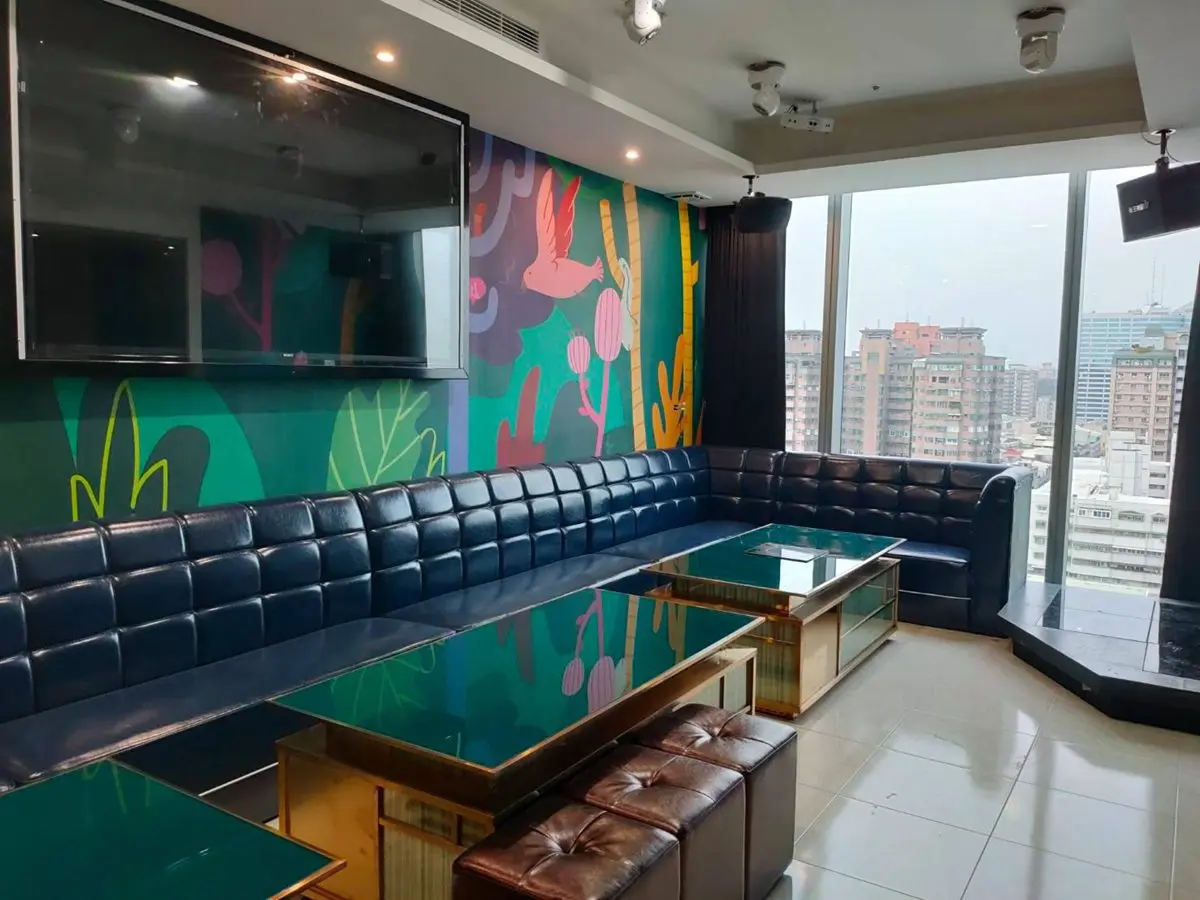 台南首間在百貨的KTV!55吋大電視牆+邊唱邊吃火鍋超狂,還有叢林房、旋轉木馬房可選 台南首間在百貨的KTV!55吋大電視牆+邊唱邊吃火鍋超狂,還有叢林房、旋轉木馬房可選