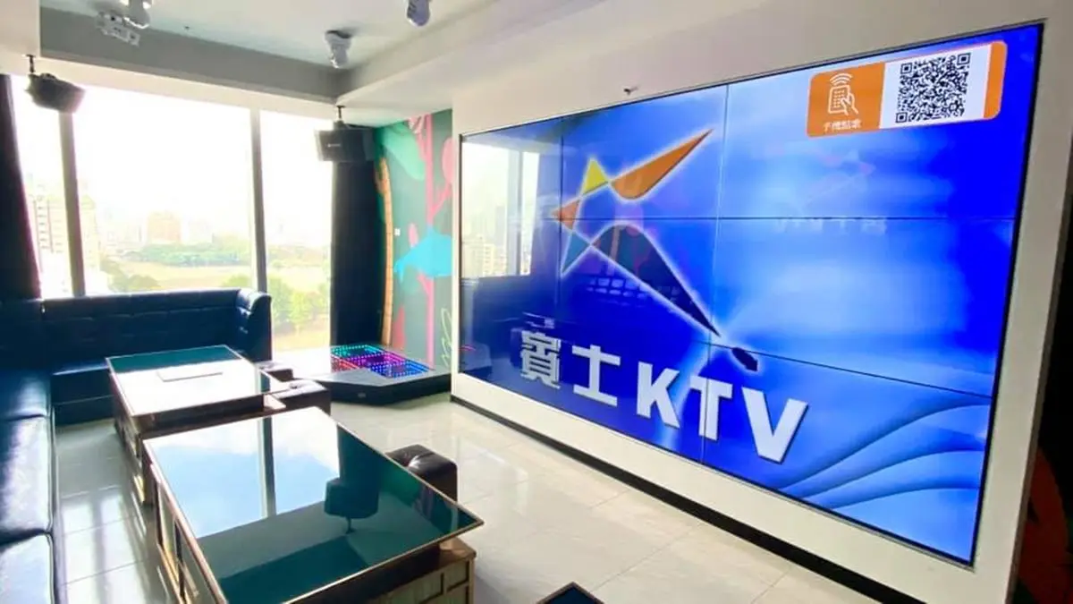 台南首間在百貨的KTV!55吋大電視牆+邊唱邊吃火鍋超狂,還有叢林房、旋轉木馬房可選 台南首間在百貨的KTV!55吋大電視牆+邊唱邊吃火鍋超狂,還有叢林房、旋轉木馬房可選