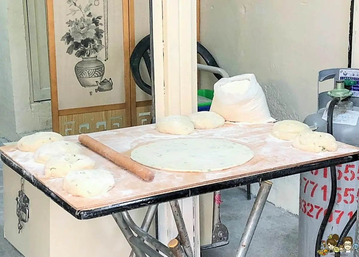 從發財車變攤位！超人氣蔥油餅可要求酥脆度，趁熱撒上胡椒鹽更對味