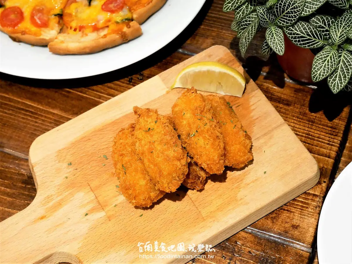 超有哏！台南早午餐晚上變身餐酒館，必點日本特製麵粉炸生蠔、嫩煎牛肋條
