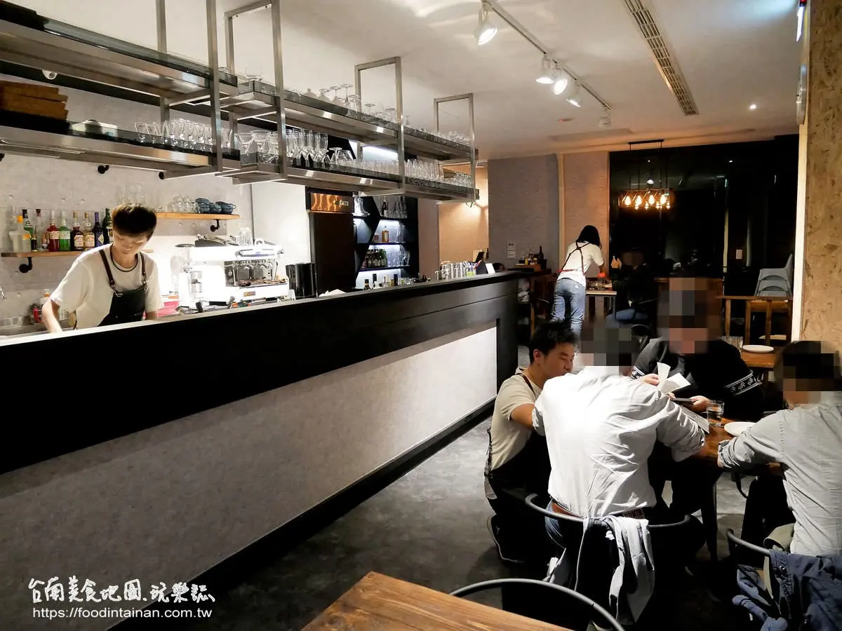 超有哏！台南早午餐晚上變身餐酒館，必點日本特製麵粉炸生蠔、嫩煎牛肋條