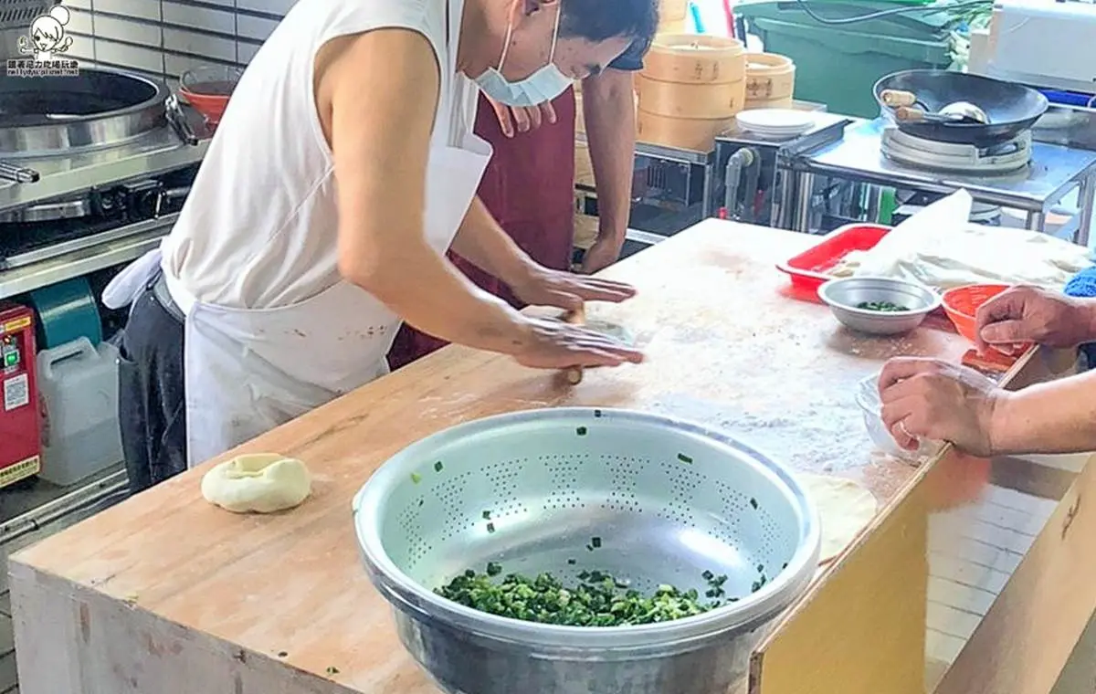 高雄人下午茶愛這味!現做「金牌蔥油餅」滿滿蔥花餡,外酥內香超唰嘴 高雄人下午茶愛這味!現做「金牌蔥油餅」滿滿蔥花餡,外酥內香超唰嘴