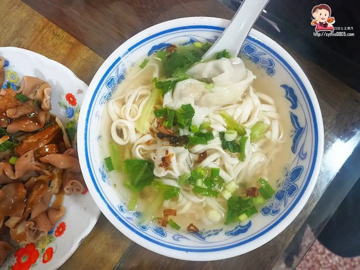 真的佛心價！龍岡老麵店半筋半肉牛肉麵1碗只要70元，銷魂骨頭肉入口即化也必點