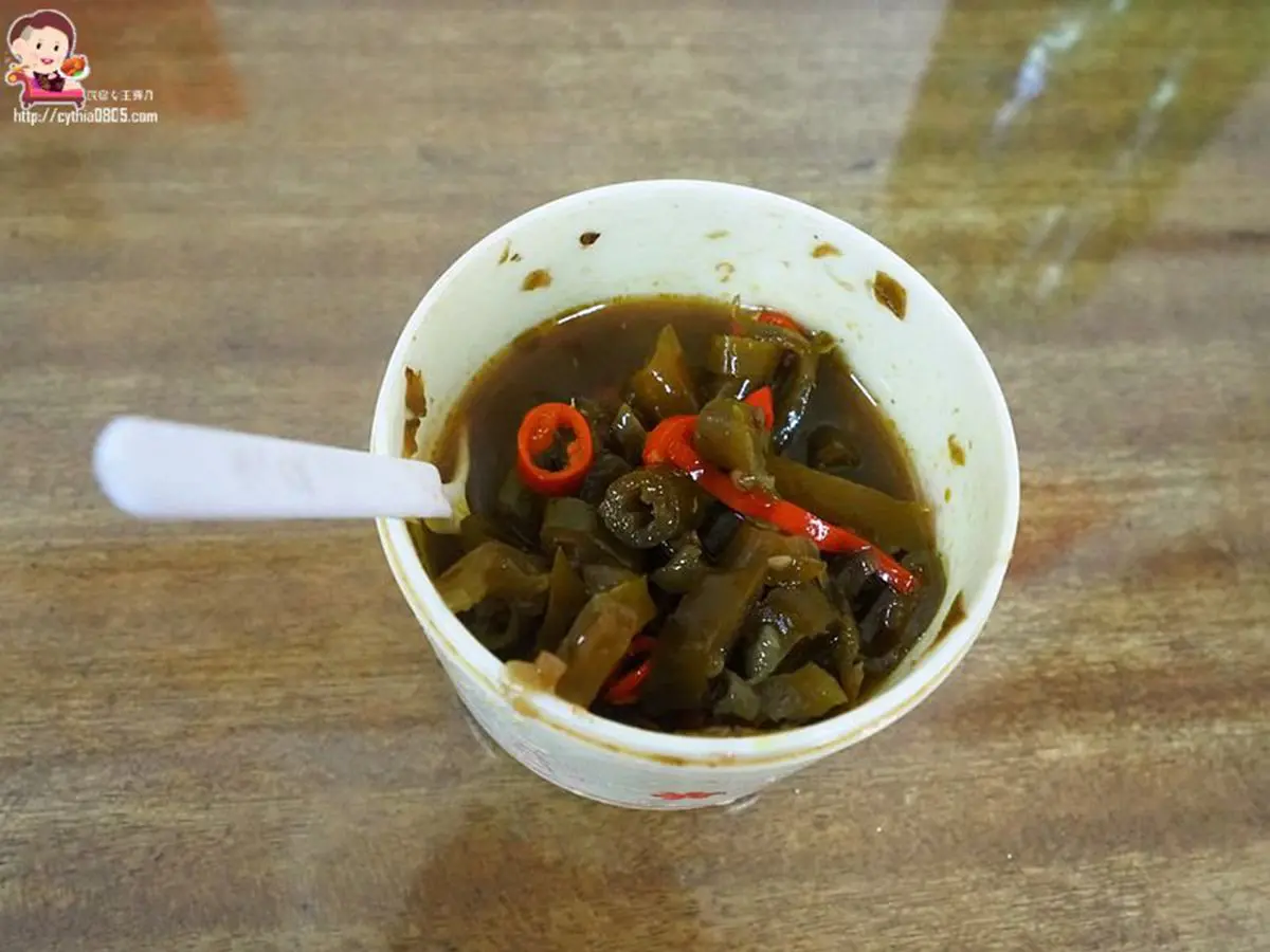 真的佛心價！龍岡老麵店半筋半肉牛肉麵1碗只要70元，銷魂骨頭肉入口即化也必點