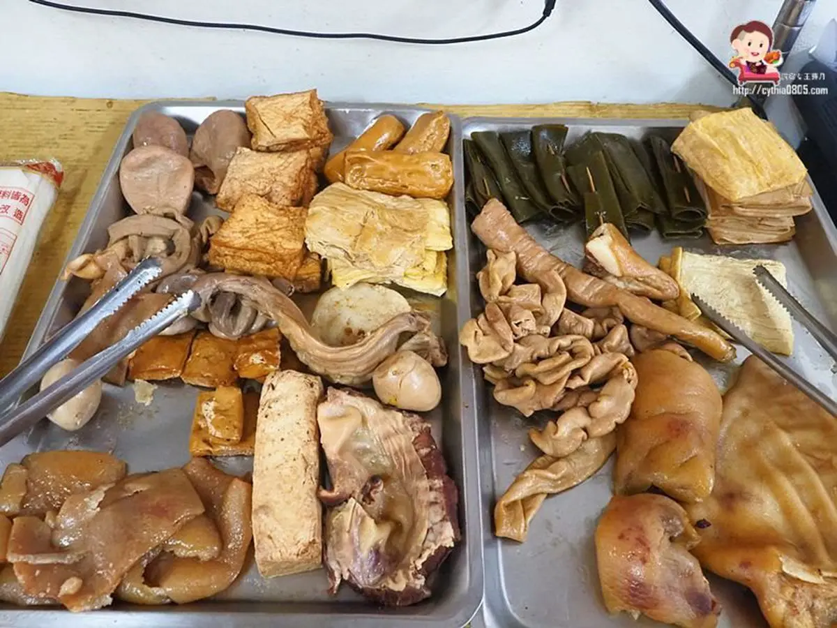 真的佛心價！龍岡老麵店半筋半肉牛肉麵1碗只要70元，銷魂骨頭肉入口即化也必點