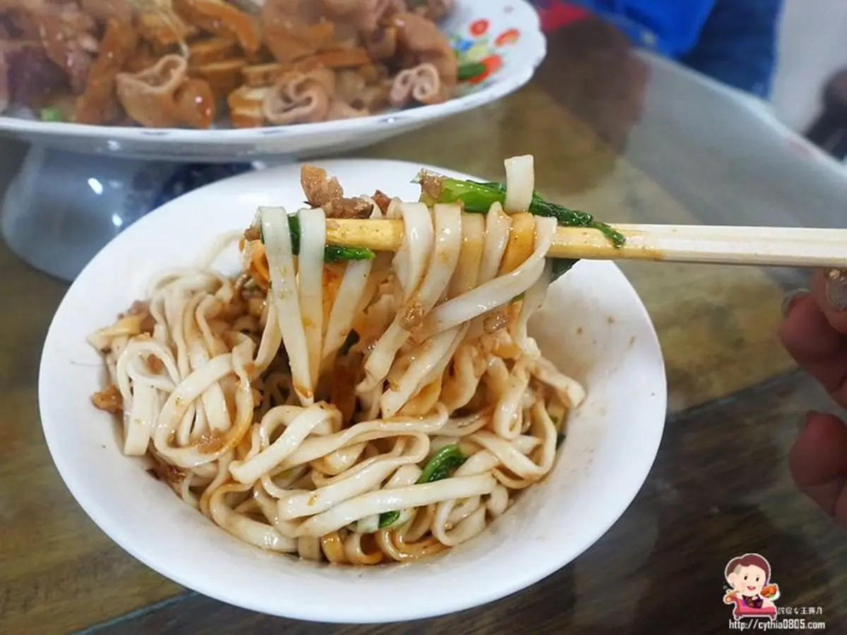 真的佛心價！龍岡老麵店半筋半肉牛肉麵1碗只要70元，銷魂骨頭肉入口即化也必點