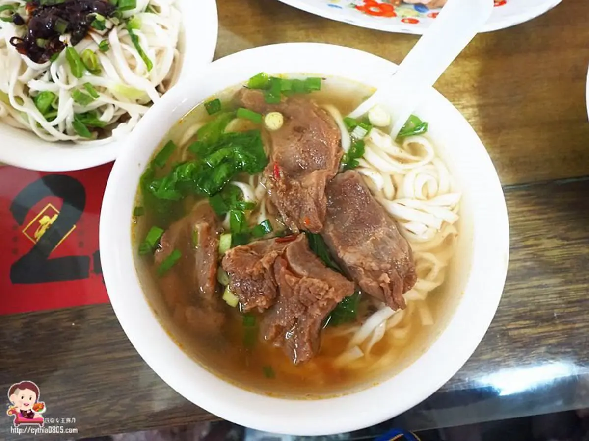 真的佛心價！龍岡老麵店半筋半肉牛肉麵1碗只要70元，銷魂骨頭肉入口即化也必點