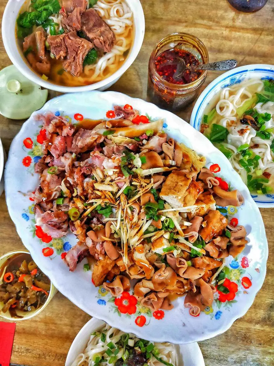 真的佛心價！龍岡老麵店半筋半肉牛肉麵1碗只要70元，銷魂骨頭肉入口即化也必點