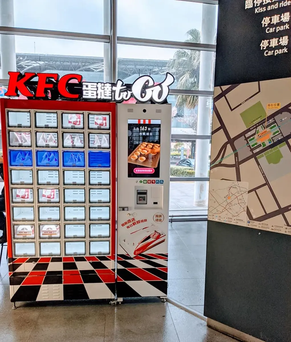 全台首座「蛋撻販賣機」在這裡！每個35元拿到還「熱熱的」，想吃免排隊一按就有