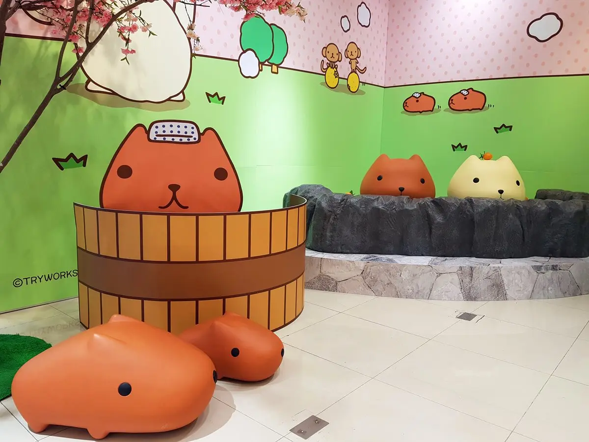 獨家「溫泉造景」！南部獨家「水豚君期間限定店」免費拍，800項超萌周邊搶先逛
