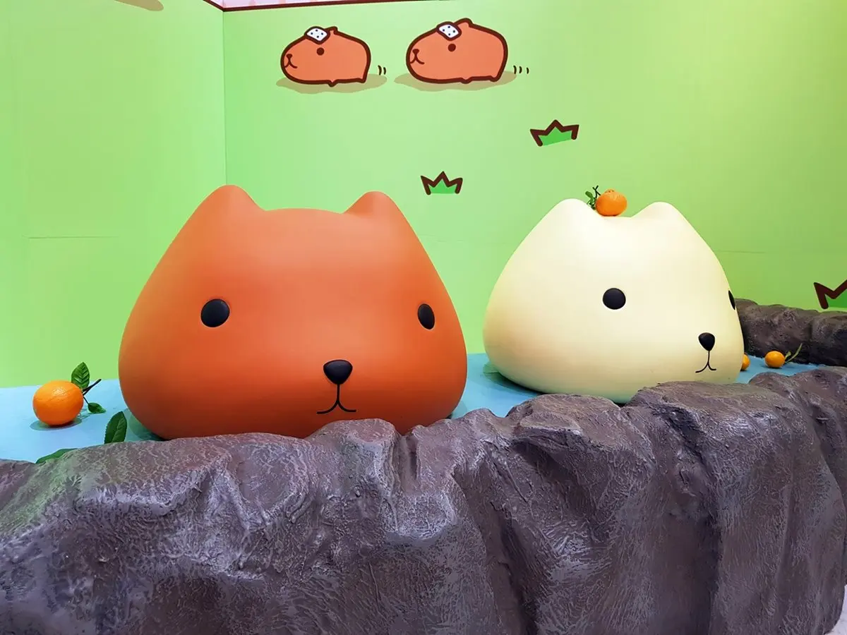 獨家「溫泉造景」！南部獨家「水豚君期間限定店」免費拍，800項超萌周邊搶先逛