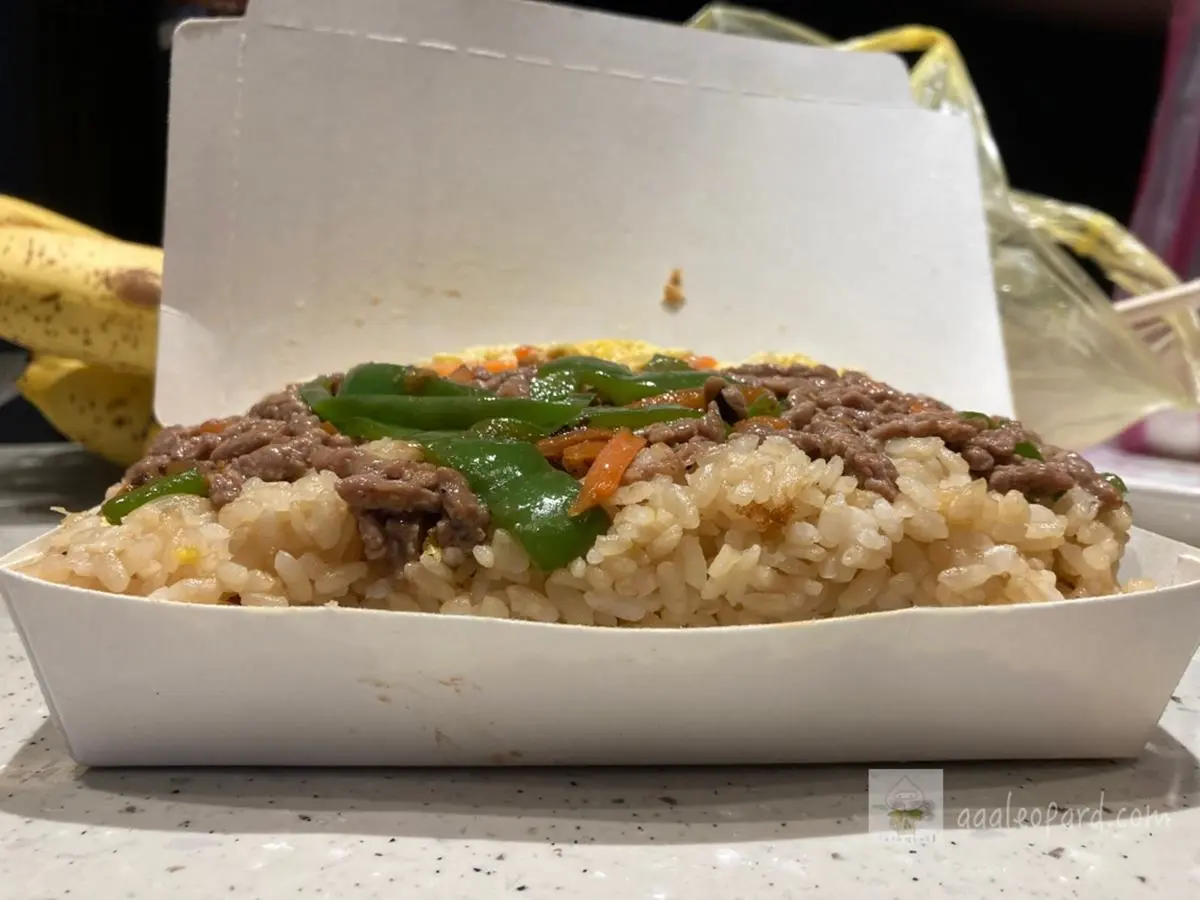 1盒抵2餐!萬華超浮誇炒飯多到滿出來,升級鮭魚蝦仁只要10元 1盒抵2餐!萬華超浮誇炒飯多到滿出來,升級鮭魚蝦仁只要10元