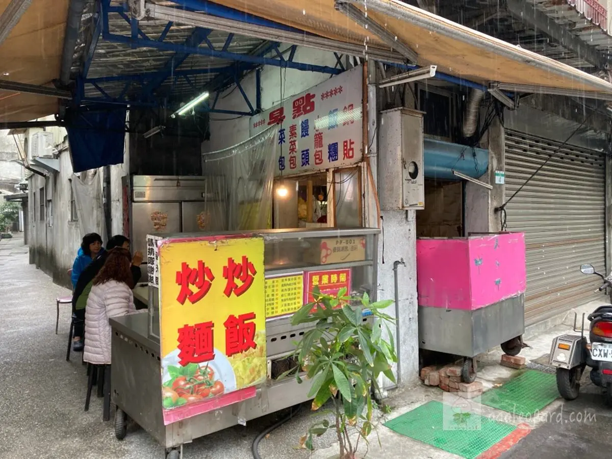1盒抵2餐!萬華超浮誇炒飯多到滿出來,升級鮭魚蝦仁只要10元 1盒抵2餐!萬華超浮誇炒飯多到滿出來,升級鮭魚蝦仁只要10元