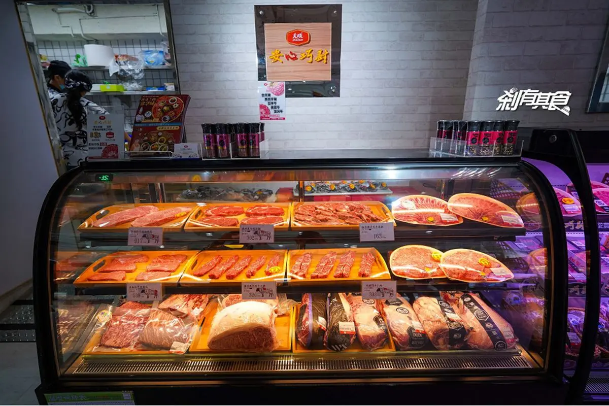 不用飛日本！台中這家百貨超市買得到奈良、熊本草莓，還能爽嗑百項日式熟食
