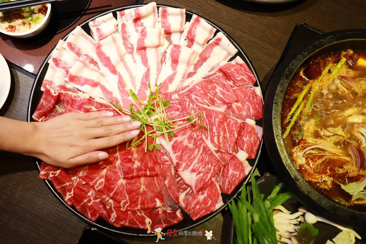快衝肉多多吃到飽！只要268元自助吧無限量供應，必點整尾青龍蝦拼盤、浮誇系肉肉蛋糕