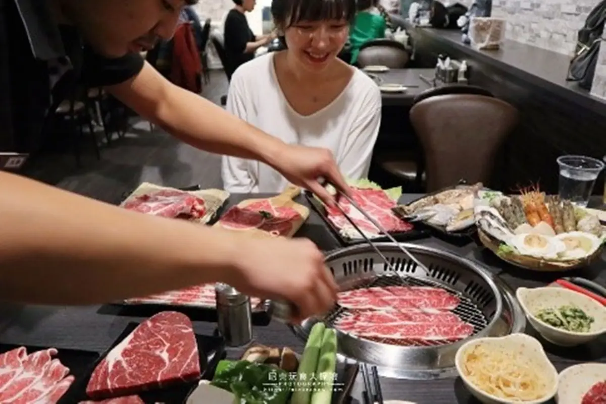 毛小孩也能用餐!台北和牛燒烤吃到飽有99樣食材,必點「海賊王」、天使紅蝦嗑到爽 毛小孩也能用餐!台北和牛燒烤吃到飽有99樣食材,必點「海賊王」、天使紅蝦嗑到爽